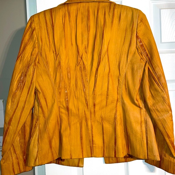 Size 6 %100 Leather Blazer Never Worn - Picture 2 of 3